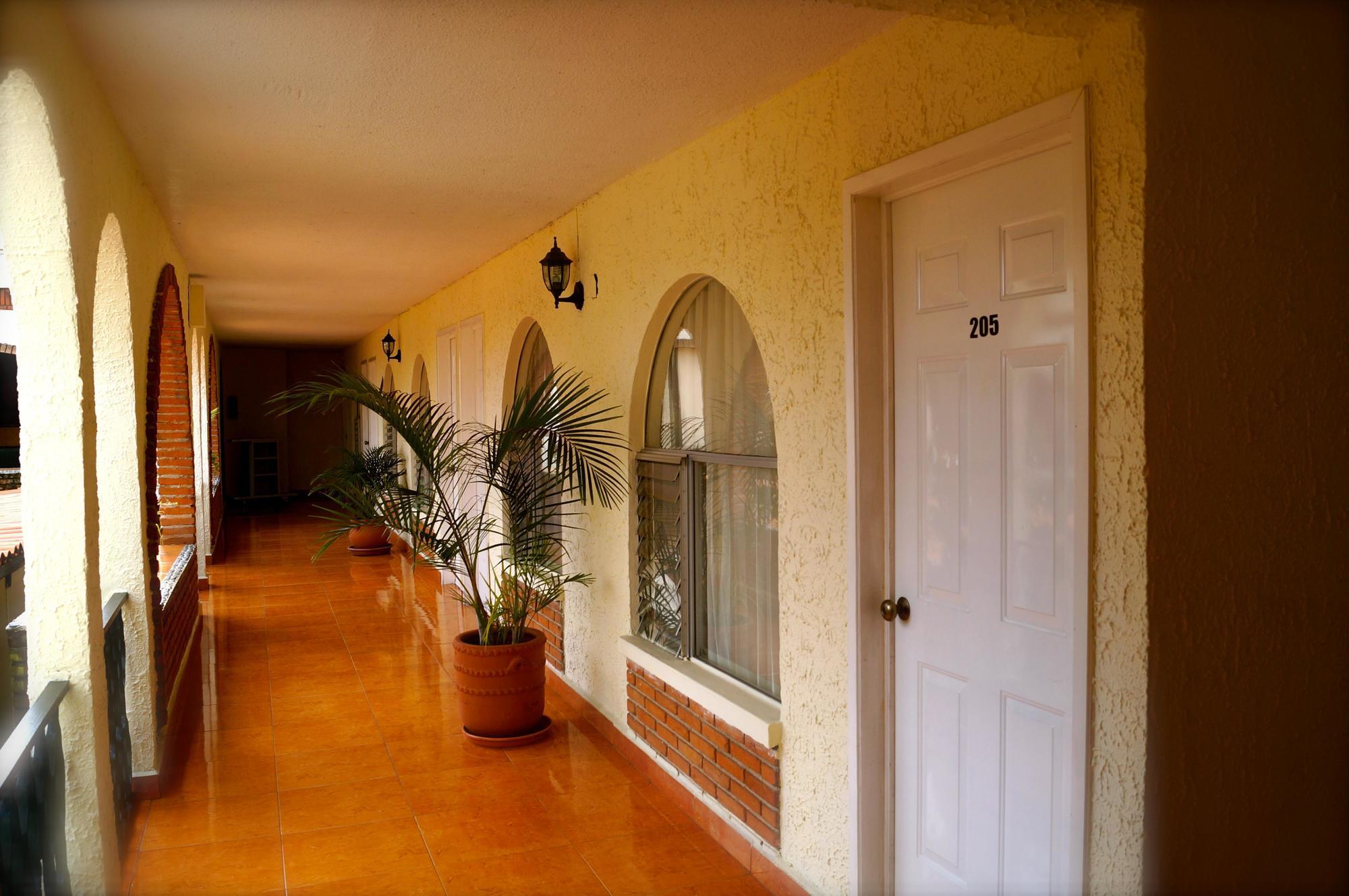 Hotel & Suites Villa Del Sol มอเรเลีย ภายนอก รูปภาพ